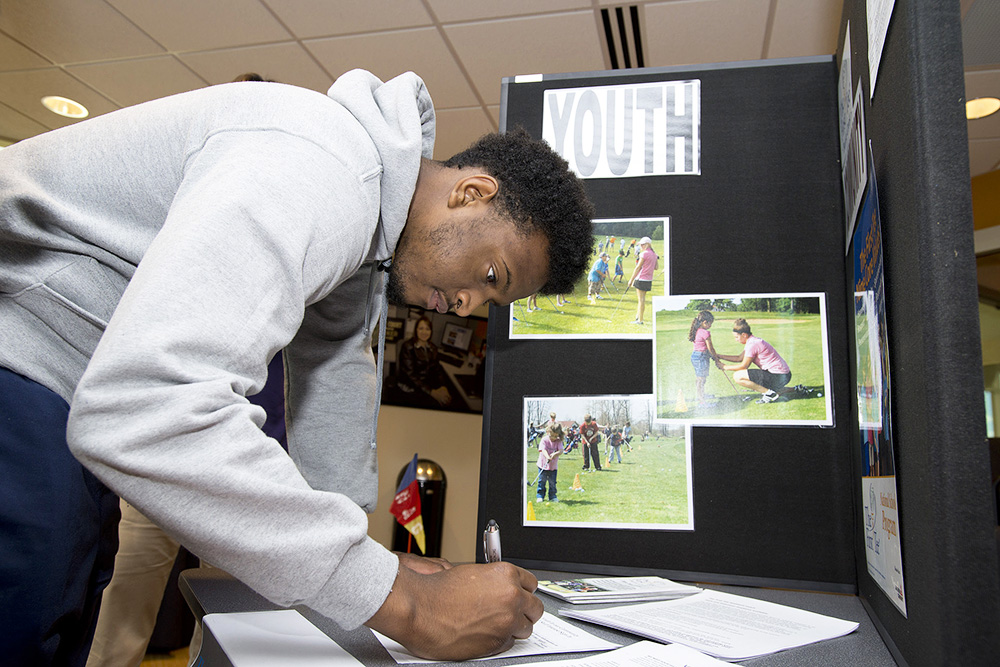 A student fills out an information form at the 2014 Volunteer and Civic Engagement Fair