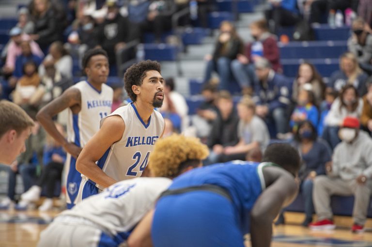 Men’s basketball team falls 8986 in highscoring battle against Olivet