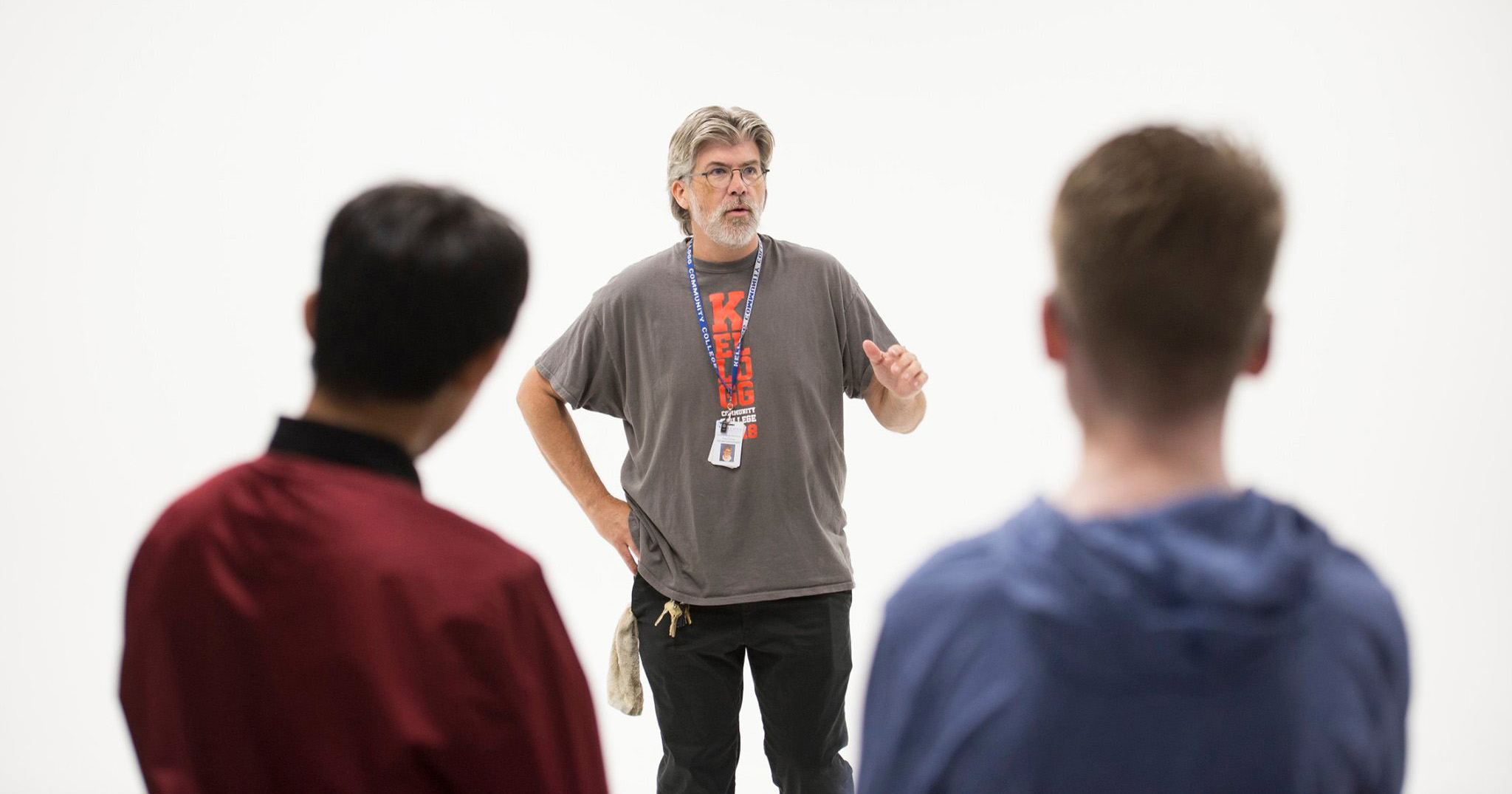 KCC Photography professor Ryan Flathau teaches students.